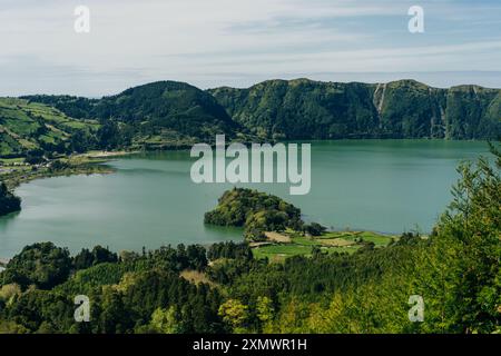 Azoren - vulkanischer Blus-See Sete Cidades, grüne Landschaft in Portugal, San Miguel. Hochwertige Fotos Stockfoto