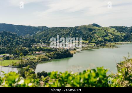 Azoren - vulkanischer Blus-See Sete Cidades, grüne Landschaft in Portugal, San Miguel. Hochwertige Fotos Stockfoto