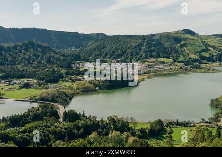 Azoren - vulkanischer Blus-See Sete Cidades, grüne Landschaft in Portugal, San Miguel. Hochwertige Fotos Stockfoto