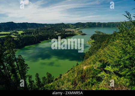 Azoren - vulkanischer Blus-See Sete Cidades, grüne Landschaft in Portugal, San Miguel. Hochwertige Fotos Stockfoto