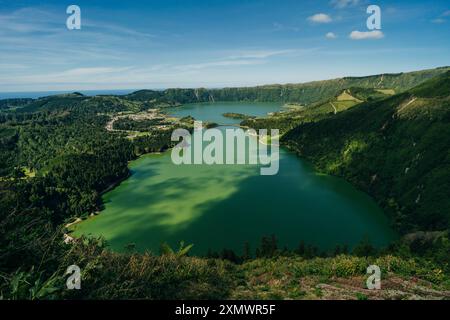 Azoren - vulkanischer Blus-See Sete Cidades, grüne Landschaft in Portugal, San Miguel. Hochwertige Fotos Stockfoto