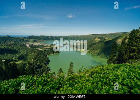 Azoren - vulkanischer Blus-See Sete Cidades, grüne Landschaft in Portugal, San Miguel. Hochwertige Fotos Stockfoto