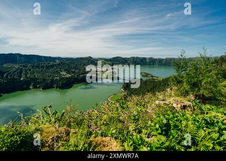 Azoren - vulkanischer Blus-See Sete Cidades, grüne Landschaft in Portugal, San Miguel. Hochwertige Fotos Stockfoto