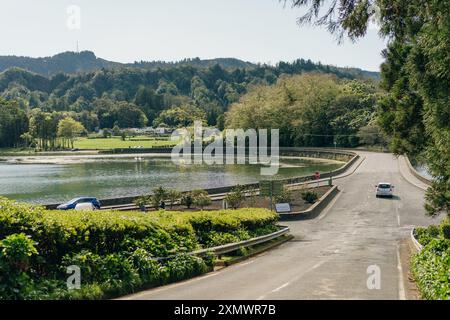 Azoren - vulkanischer Blus-See Sete Cidades, grüne Landschaft in Portugal, San Miguel. Hochwertige Fotos Stockfoto