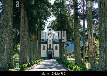 Boulevard der Kirche Igreja de Sao Nicolau in Sete Cidades, Insel Sao Miguel, Azoren, Portugal. Hochwertige Fotos Stockfoto