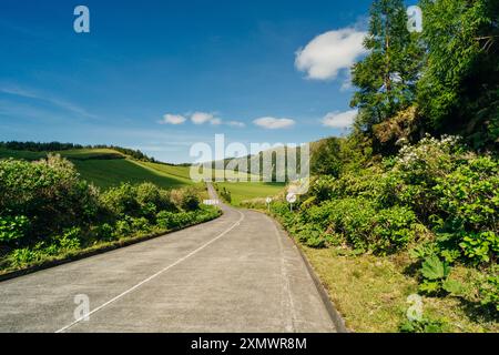 Azoren - vulkanischer Blus-See Sete Cidades, grüne Landschaft in Portugal, San Miguel. Hochwertige Fotos Stockfoto