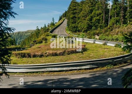 Azoren - vulkanischer Blus-See Sete Cidades, grüne Landschaft in Portugal, San Miguel. Hochwertige Fotos Stockfoto