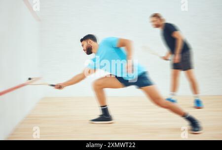 Fitness-, Geschwindigkeits- und Squashspieler mit Bewegungsunschärfe, Trainingsübungen und Wettkämpfen für Workouts. Schnelle Bewegung, dienen und Männer spielen Spiel, Wand Stockfoto