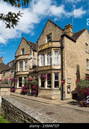 The Crown Hotel in All Saints Place in der Nähe des Red Lion Square, Stamford, Lincolnshire, England, Großbritannien im Juli. Stockfoto