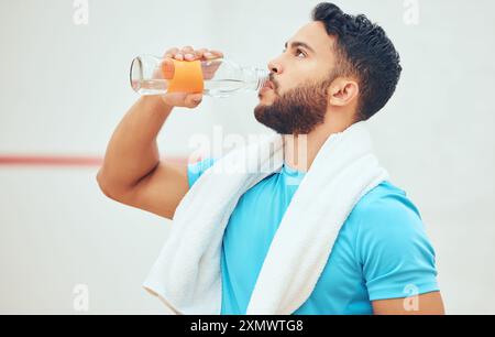 Flasche, Athlet und Mann auf dem Platz, Wasser und Flüssigkeit für Sport, Training und Training. Fitness, Sportler und Flüssigkeit für das Turnier Stockfoto