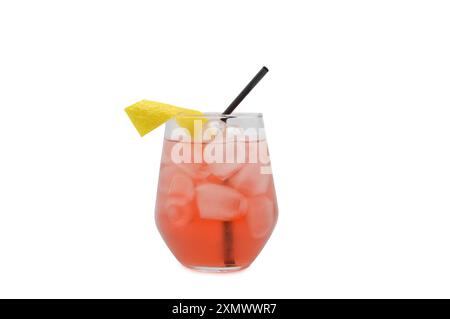 Erfrischendes Glas Eistee, perfekt für die Werbung für kühle Getränke und Sommerprodukte. Stockfoto