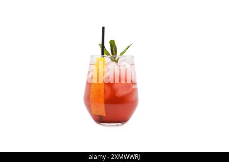 Erfrischender Erdbeereistee im Glas. Stockfoto