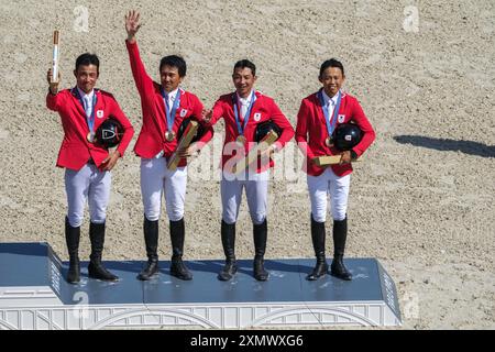 Paris, Frankreich. Juli 2024. Reitsport, Japan Team, Bronze Medaillengewinner, Yoshiaki OIWA Reiten MGH GRAFTON STREET, Toshiyuki TANAKA Riding JEFFERSON JRA und Kazuma TOMOTO Riding VINCI DE LA VIGNE JRA während des Vielspringteams und Einzelfinalwettbewerbs der Olympischen Spiele Paris 2024 am 29. Juli 2024 im Chateau de Versailles in Versailles, Frankreich Credit: Independent Photo Agency/Alamy Live News Stockfoto