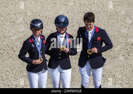 Paris, Frankreich. Juli 2024. Pferdesport, britisches Team, olympiasieger, Rosalind CANTER Riding LORDSHIPS GRAFFALO, Tom MCEWEN Riding JL DUBLIN und Laura COLLETT Riding LONDON 52 während der Vielseitigkeitsspringmannschaft und Einzelfinalwettbewerb der Olympischen Spiele Paris 2024 am 29. Juli 2024 im Chateau de Versailles in Versailles, Frankreich Credit: Unabhängige Fotoagentur/Alamy Live News Stockfoto
