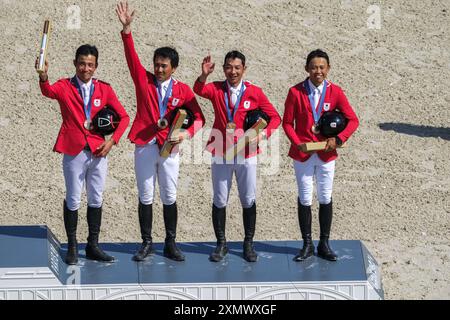 Paris, Frankreich. Juli 2024. Reitsport, Japan Team, Bronze Medaillengewinner, Yoshiaki OIWA Reiten MGH GRAFTON STREET, Toshiyuki TANAKA Riding JEFFERSON JRA und Kazuma TOMOTO Riding VINCI DE LA VIGNE JRA während des Vielspringteams und Einzelfinalwettbewerbs der Olympischen Spiele Paris 2024 am 29. Juli 2024 im Chateau de Versailles in Versailles, Frankreich Credit: Independent Photo Agency/Alamy Live News Stockfoto