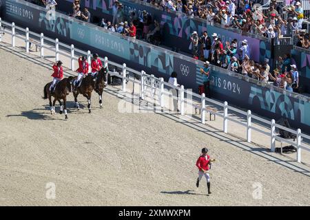 Paris, Frankreich. Juli 2024. Reitsport, Japan Team, Bronze Medaillengewinner, Yoshiaki OIWA Reiten MGH GRAFTON STREET, Toshiyuki TANAKA Riding JEFFERSON JRA und Kazuma TOMOTO Riding VINCI DE LA VIGNE JRA während des Vielspringteams und Einzelfinalwettbewerbs der Olympischen Spiele Paris 2024 am 29. Juli 2024 im Chateau de Versailles in Versailles, Frankreich Credit: Independent Photo Agency/Alamy Live News Stockfoto