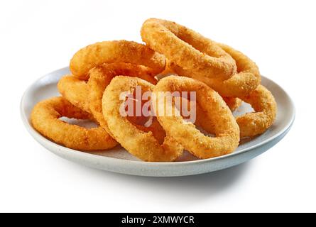 Platte mit gebratenen Zwiebelringen isoliert auf weißem Hintergrund Stockfoto