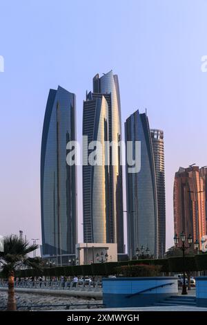 Abu Dhabi, VAE - 26. Februar. 2023: Die berühmten architektonischen modernen Etihad Towers in Abu Dhabi. Etihad Towers sind eine Gruppe von fünf Bürogebäuden Stockfoto