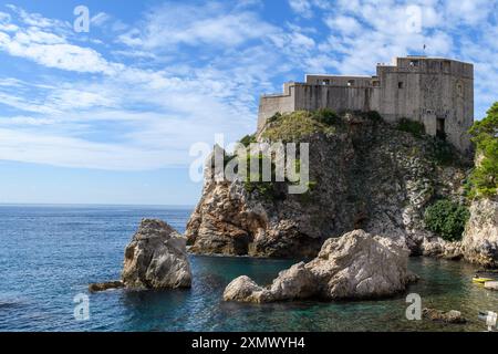 Dubrovnik, Kroatien - 5. Oktober 2019: Fort Lovrijenac erhebt sich majestätisch über der Adria. Stockfoto