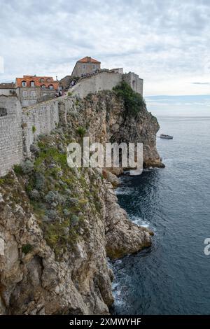 Dubrovnik, Kroatien - 5. Oktober 2019: Antike Stadtmauern vor der Adria. Stockfoto