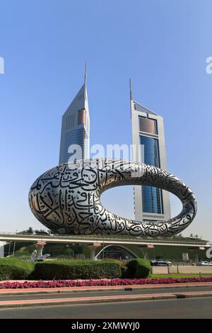 Dubai, VAE - 25. Februar. 2023: Die futuristische Architektur des Museums der Zukunft mit den beiden Jumeirah Emirates Towers dahinter. Stockfoto