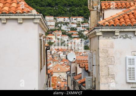 Dubrovnik, Kroatien - 5. Oktober 2019: Bedeckter Blick über Terrakottadächer. Stockfoto