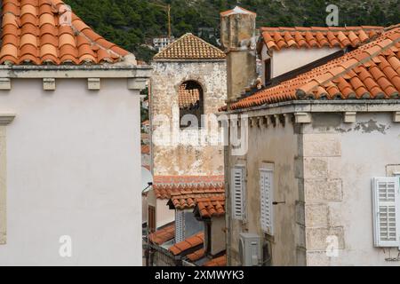 Dubrovnik, Kroatien - 5. Oktober 2019: Historische Terrakotta-Dächer in der Altstadt. Stockfoto