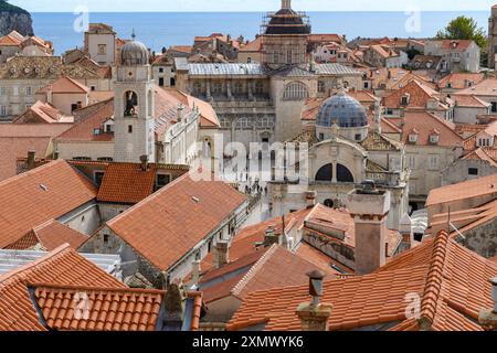 Dubrovnik, Kroatien - 5. Oktober 2019: Blick aus der Vogelperspektive auf das historische Stadtzentrum mit belebtem Platz. Stockfoto