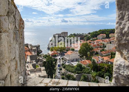 Dubrovnik, Kroatien - 5. Oktober 2019: Aus der Vogelperspektive der historischen Altstadt vor der Adria. Stockfoto