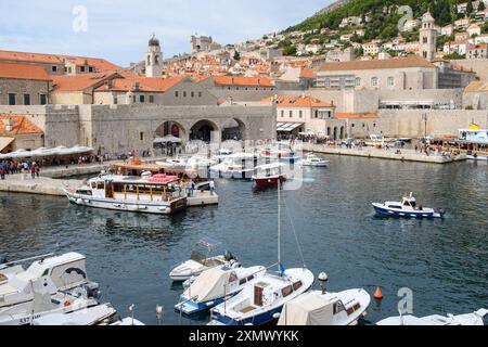 Dubrovnik, Kroatien - 5. Oktober 2019: Historisches Stadtbild mit Booten am Hafen. Stockfoto