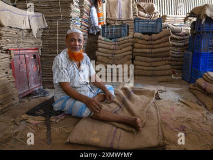 Bangladeschi Mann mit einem Bart, gefärbt in Henna-Packtüten, Dhaka Division, Dhaka, Bangladesch Stockfoto