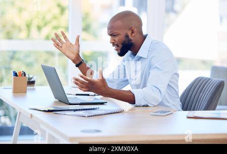 Laptop, frustrierter und verwirrter schwarzer Mann im Büro mit Betrug, Fehler oder Fehler 404 mit Informationsverlust im Geschäft. Computerabsturz, Stress oder wütender Arbeiter Stockfoto