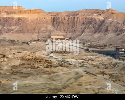 Schweben Sie über die zeitlose Schönheit des Tempels der Hatschepsut. Dieser Blick aus der Vogelperspektive zeigt die komplizierte Architektur dieses alten ägyptischen Wunders. Stockfoto