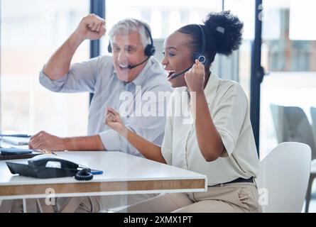 Callcenter, Mitarbeiter und Headset mit Feier des Erfolgs für Kundendienstangebote oder technische Supportangebote. Telemarketing, aufgeregte Agenten Stockfoto