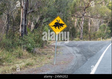 Ein australisches Warnschild für einen lokalen Lebensraum des Tasmanischen Teufels in Tasmanien, Australien. Einige tasmanische Straßenschilder in Australien sind Humor Stockfoto