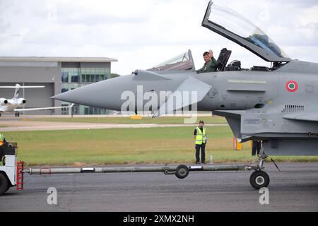 Farnborough, Großbritannien, 26. Juli 2024. Am letzten Tag der Farnborough International Airshow 2024 wird das Publikum mit Fluganzeigen und statischen Anzeigen verschiedener Flugzeuge unterhalten. Ein italienischer Eurofighter EF2000 auf der Flugschau. Stockfoto