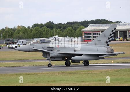 Farnborough, Großbritannien, 26. Juli 2024. Am letzten Tag der Farnborough International Airshow 2024 wird das Publikum mit Fluganzeigen und statischen Anzeigen verschiedener Flugzeuge unterhalten. Ein italienischer Eurofighter EF2000 auf der Flugschau. Stockfoto