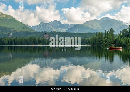 Uberlegungen der Hohen Tatra in Strbske Pleso, Slowakei Stockfoto