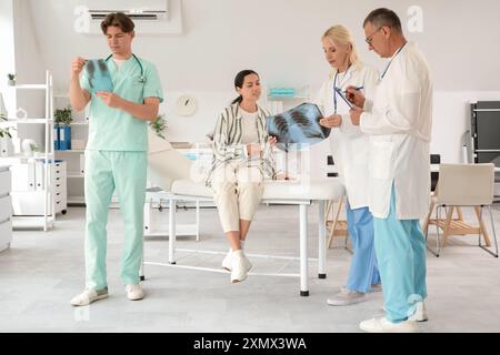 Ärzte, die das Röntgenbild der Lunge in der Klinik untersuchen Stockfoto