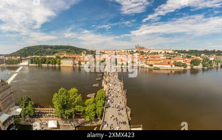 Karlsbrücke über die Moldau, Hradcany, Prager Burg und Petrin Aussichtsturm, Prag, Tschechische Republik Stockfoto