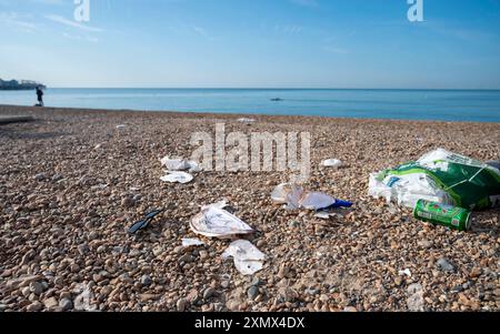 Brighton UK 30. Juli 2024 - Müll wurde gestern am Brighton Beach zurückgelassen, da wieder Menschenmassen das Wetter heute genießen werden, das voraussichtlich der heißeste Tag des Jahres sein wird, mit Temperaturen von über 30 Grad in einigen Teilen des Südostens : Credit Simon Dack / Alamy Live News Stockfoto