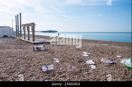 Brighton UK 30. Juli 2024 - Müll wurde gestern am Brighton Beach zurückgelassen, da wieder Menschenmassen das Wetter heute genießen werden, das voraussichtlich der heißeste Tag des Jahres sein wird, mit Temperaturen von über 30 Grad in einigen Teilen des Südostens : Credit Simon Dack / Alamy Live News Stockfoto