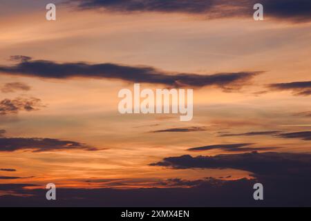 Dramatische Wolkenformationen in der Abenddämmerung. Wettervorhersage ändern. Strahlender Himmel Stockfoto