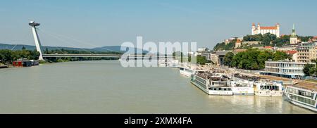 Das Schloss und die SNP-Brücke an der Donau, Bratislava, Slowakei Stockfoto