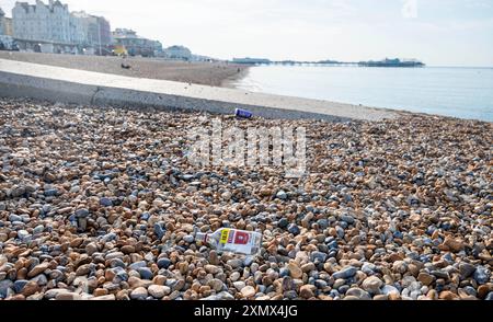 Brighton UK 30. Juli 2024 - Müll wurde gestern am Brighton Beach zurückgelassen, da wieder Menschenmassen das Wetter heute genießen werden, das voraussichtlich der heißeste Tag des Jahres sein wird, mit Temperaturen von über 30 Grad in einigen Teilen des Südostens : Credit Simon Dack / Alamy Live News Stockfoto