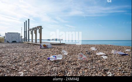 Brighton UK 30. Juli 2024 - Müll wurde gestern am Brighton Beach zurückgelassen, da wieder Menschenmassen das Wetter heute genießen werden, das voraussichtlich der heißeste Tag des Jahres sein wird, mit Temperaturen von über 30 Grad in einigen Teilen des Südostens : Credit Simon Dack / Alamy Live News Stockfoto