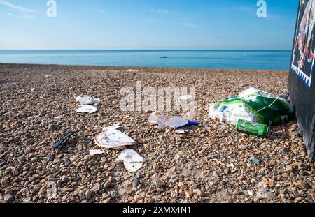 Brighton UK 30. Juli 2024 - Müll wurde gestern am Brighton Beach zurückgelassen, da wieder Menschenmassen das Wetter heute genießen werden, das voraussichtlich der heißeste Tag des Jahres sein wird, mit Temperaturen von über 30 Grad in einigen Teilen des Südostens : Credit Simon Dack / Alamy Live News Stockfoto