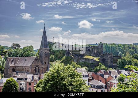 Blick aus der Vogelperspektive auf die St. Nikolaus Kirche und die Burgruine La Roche-en-Ardenne auf einem Hügel, Stadtlandschaft, umgeben von üppiger Vegetation und grünen Laubbäumen Stockfoto