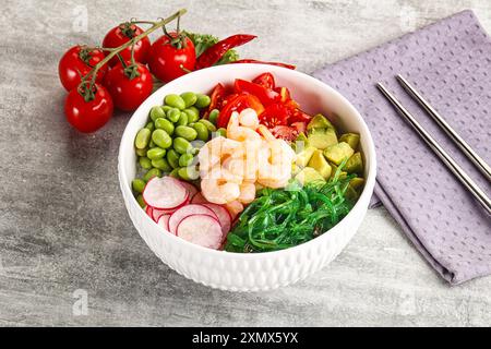 Hawaian Cuisine – Poke mit Cocktailgarnelen und Avocado Stockfoto