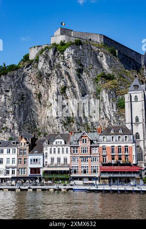 Stadtbild mit Zitadelle auf einem felsigen Berg, belgische Flagge wehen, Gebäude mit Blick auf den Fluss Maas im Ferienort Dinant, sonniger Sommertag in Namur Stockfoto